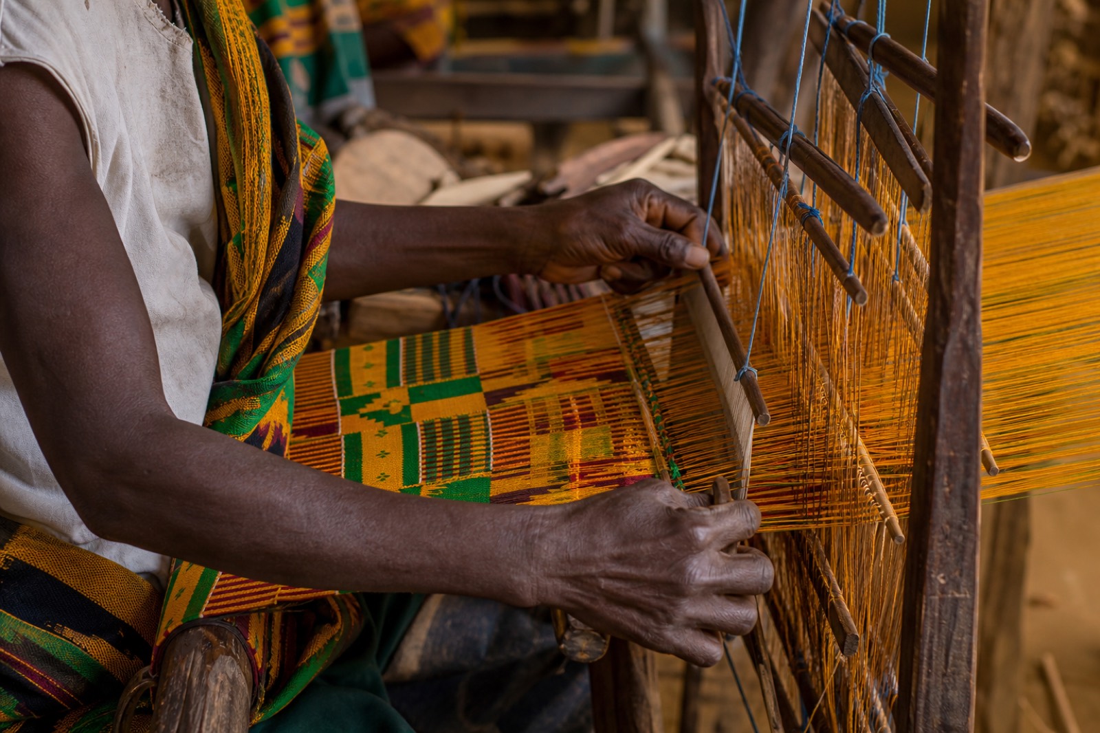 Artisan tissant un pagne traditionnel